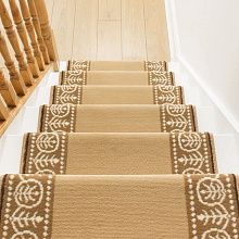 Пушистый ковровая дорожка с укладкой на лестницу в частный дом