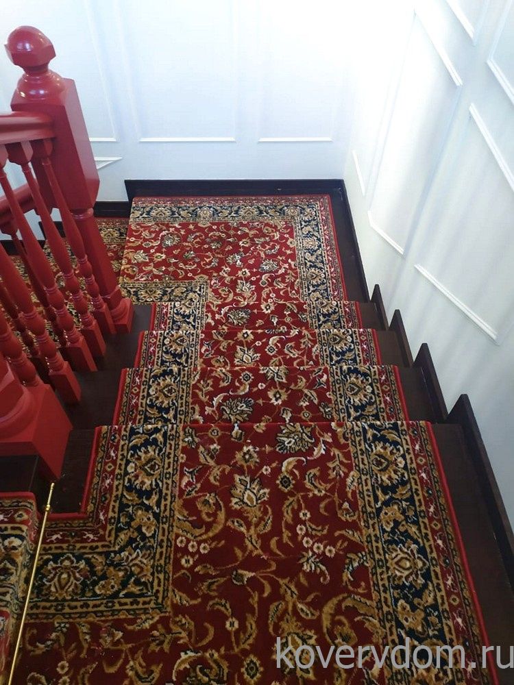 Ковровая дорожка 40700-04 красная с укладкой на лестницу