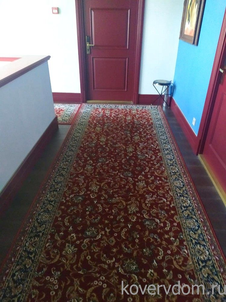Ковровая дорожка 40700-04 красная с укладкой на лестницу